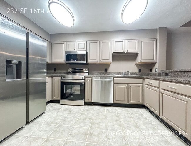 Building Photo - 237 SE 16th Ave