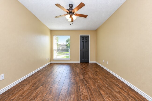 Building Photo - 1147 Royal Crest Dr
