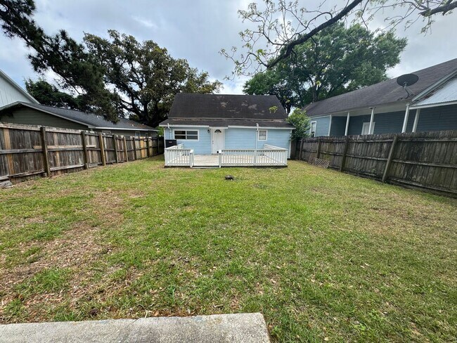 Building Photo - Pensacola - North Hill - 2 bed, 2 bath