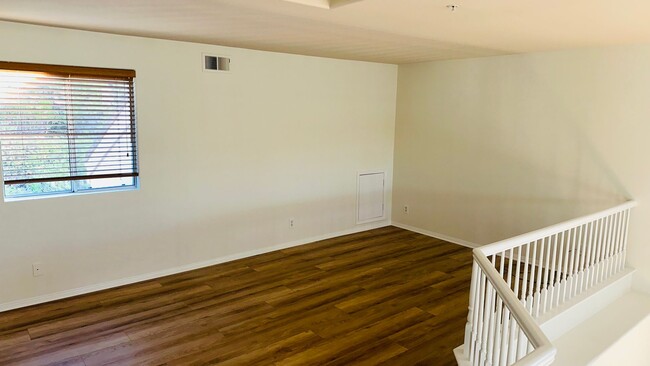 Building Photo - Spacious 2-bedroom Townhome with loft and ...