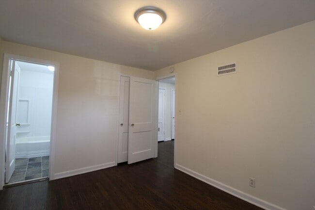 Building Photo - One Bedroom Duplex in North Kansas City