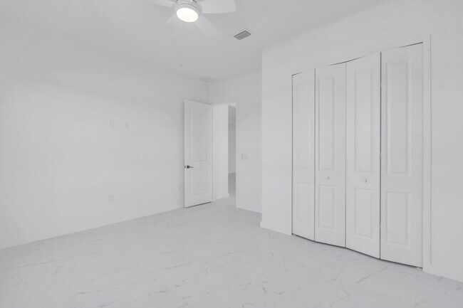 Building Photo - 1021 Chiquita Blvd N