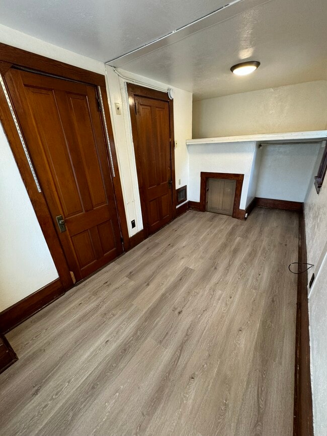 Building Photo - 418 N Van Buren St