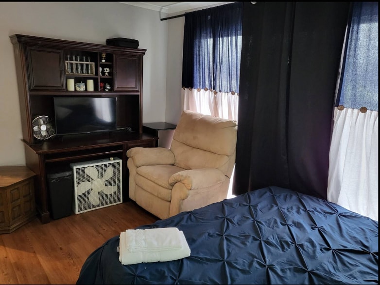 master bedroom - 805 Tully Rd