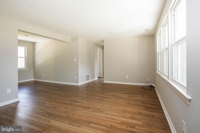 Building Photo - 212 E Cuthbert Blvd