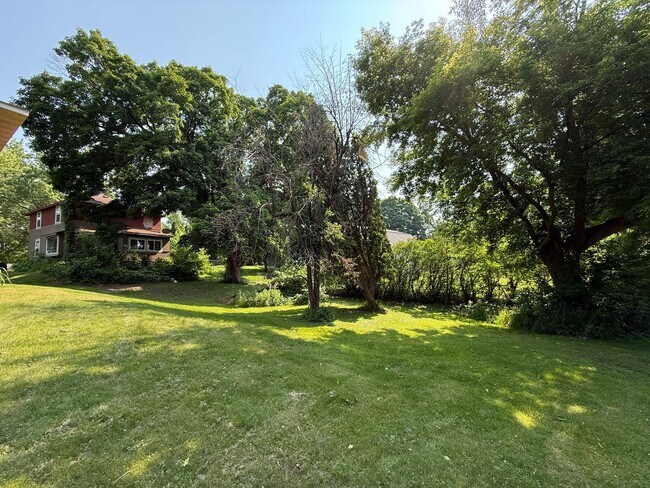Building Photo - Charming 3-Bedroom Single Family Home in C...