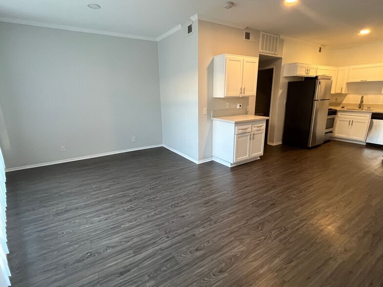 Interior Photo - 14900 Moorpark Street