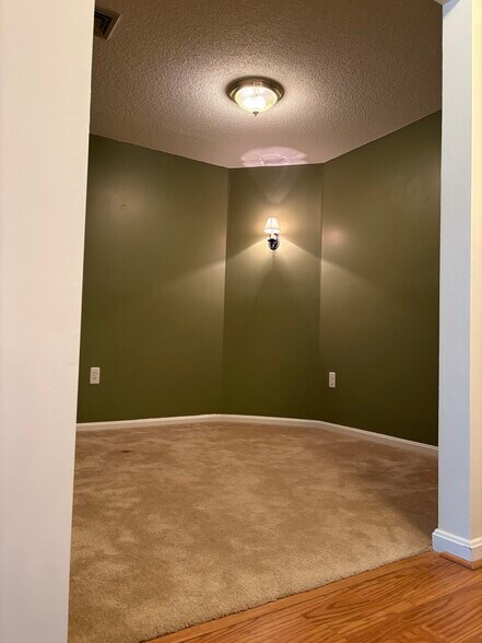 Building Photo - 12 Ledgewood Hills Dr