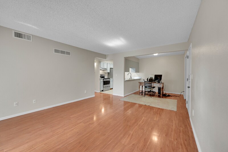 Building Photo - 539 Wright St