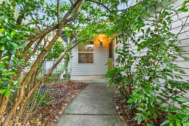 Building Photo - 6432 SE 63rd Ave