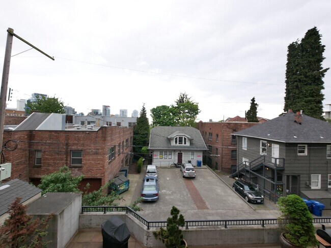 Building Photo - Exceptional Condo in Capitol Hill Available for Rent!