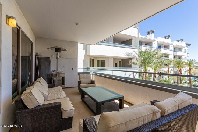 Building Photo - 945 E Playa Del Norte Dr