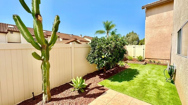 Building Photo - Lovely Two-Story Home in The Heights Overl...
