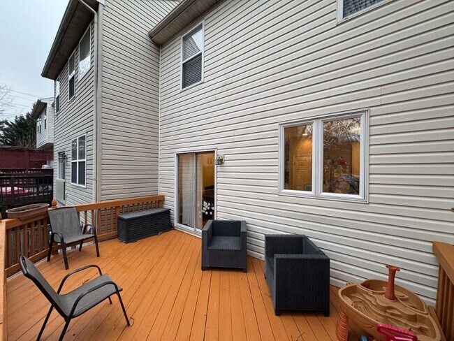 Building Photo - Stunning 3 Bed 2.5 Bath Home With Fenced Yard In Beautiful Harris Property