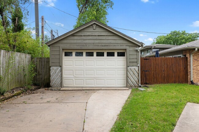 Building Photo - 1222 Haines Dr