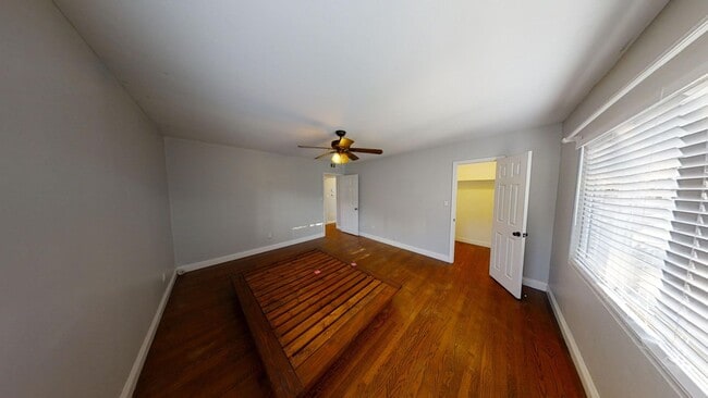 Building Photo - 5325 E Falls View Dr