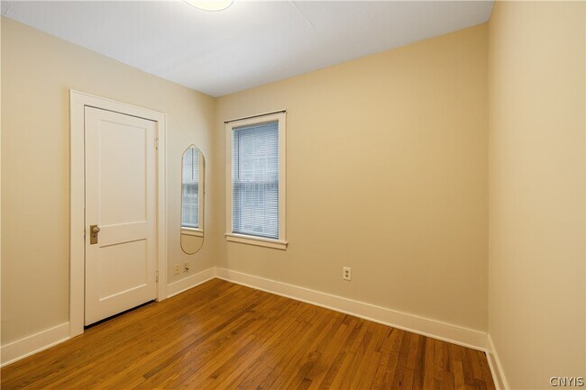 Building Photo - 448 Buckingham Ave