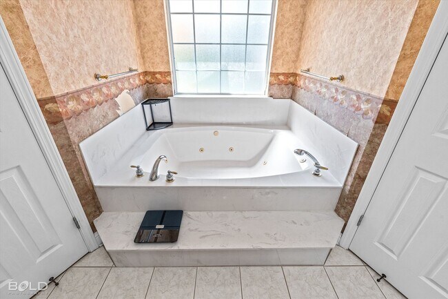 Building Photo - 4 Bedroom 2.5 Bathroom in Stockwell