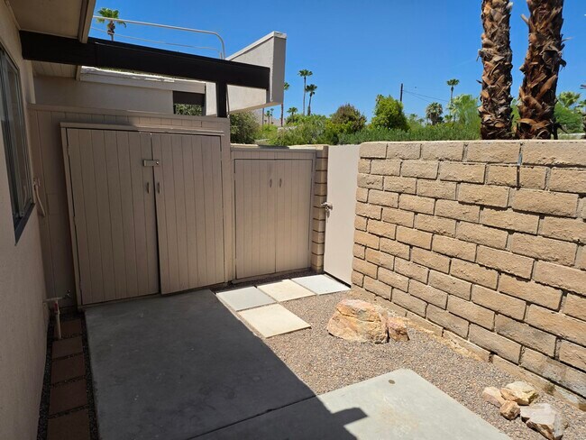 Building Photo - 735 E Louise Dr