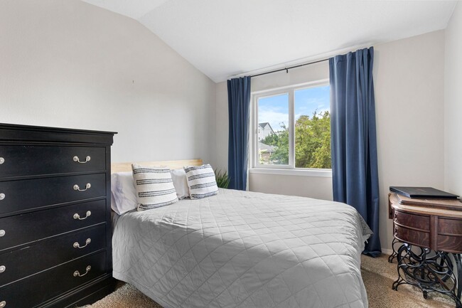 Building Photo - Lovely Row House in Kenton with Fenced Yard and Attached Garage