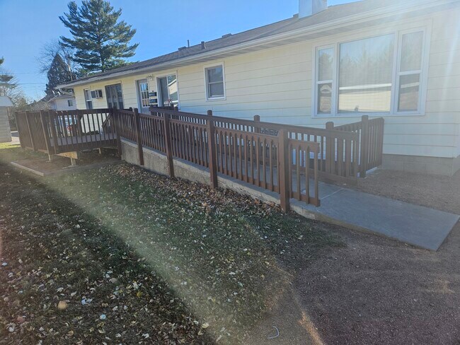 Building Photo - 1506 Jelinek Ave