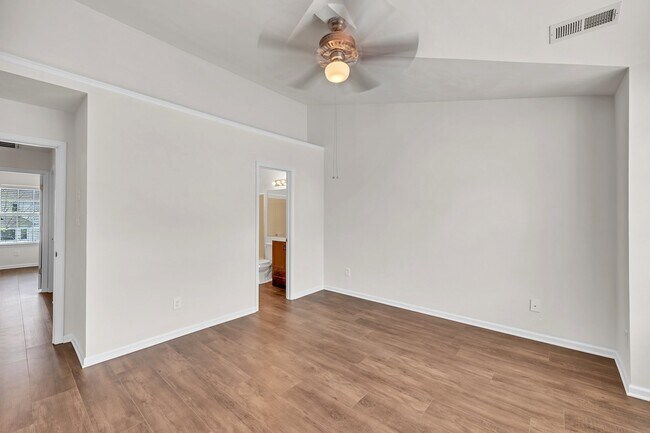 Building Photo - 518 S Lake Cir