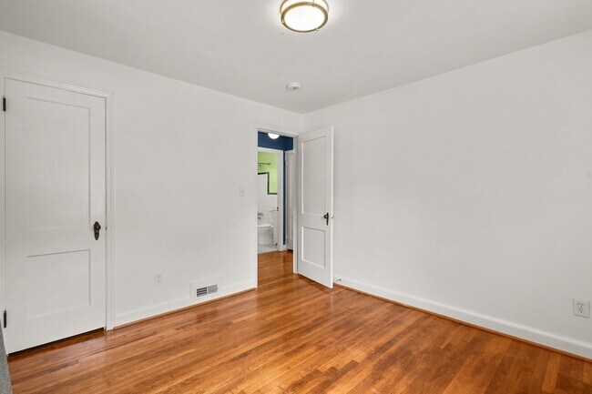 Building Photo - 2 Bed 1 Bath - Takoma Park Cottage- Large ...