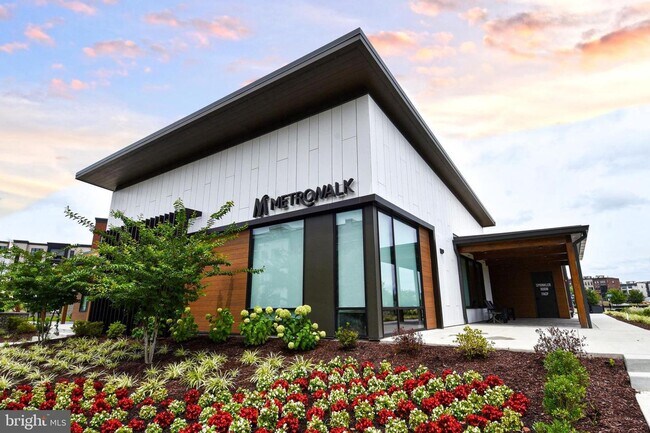 Building Photo - Location!! Like-New!! Convenience!!