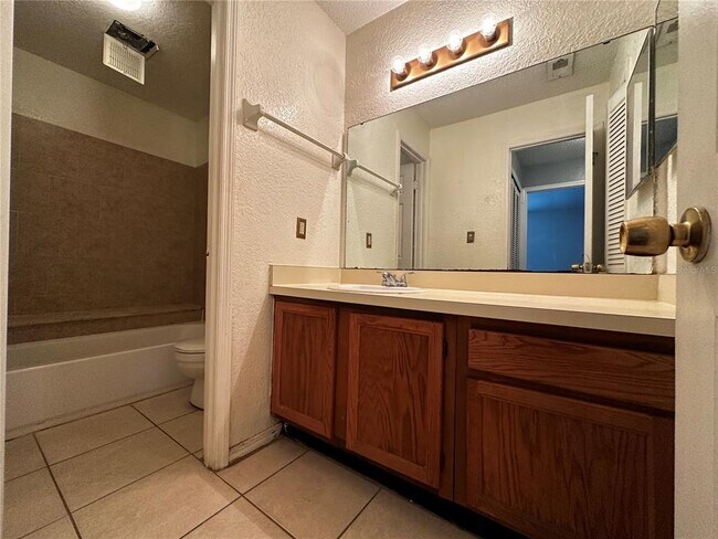 Building Photo - 2942 Antique Oaks Cir