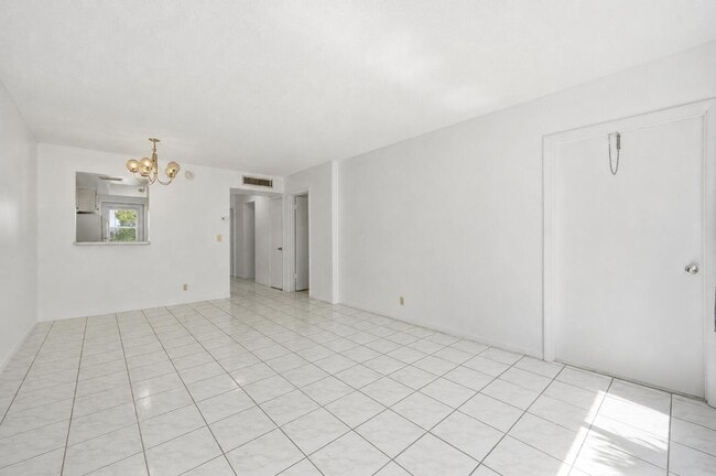 Building Photo - 1333 E Hallandale Beach Blvd