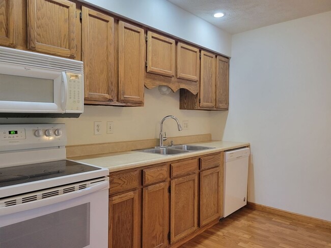 Building Photo - Your Dream Home Awaits: Spacious 4 Bed/2 B...