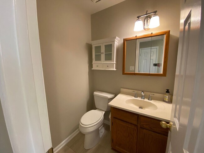 Building Photo - 2 Bedroom 2.5 Bath Townhome in Great Marietta Location w/ a Unfinished Basement