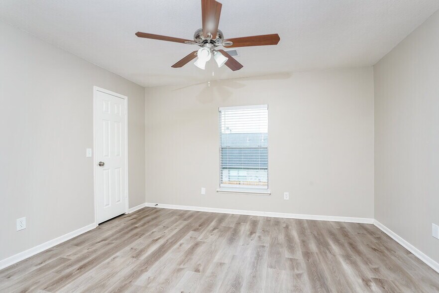 Building Photo - 18162 Holly Green Dr