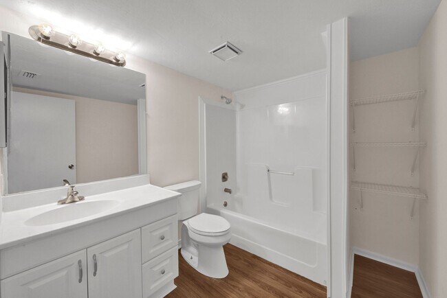 Building Photo - Bright and Spacious 2 Bedroom Condo in Spanish Pines