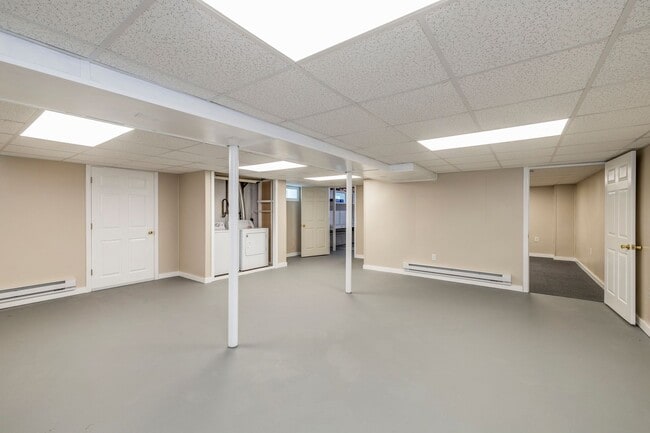 Building Photo - Renovated Ranch 3 BR/1BA/1 car garage w Fu...