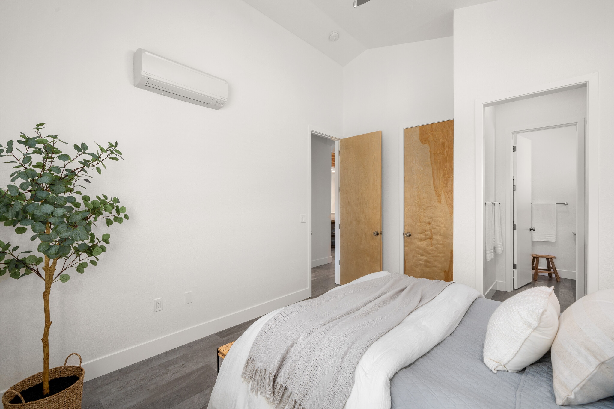 Building Photo - 1889 Notre Dame Blvd