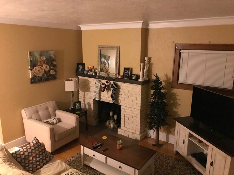 Living room NE corner - 4922 California St