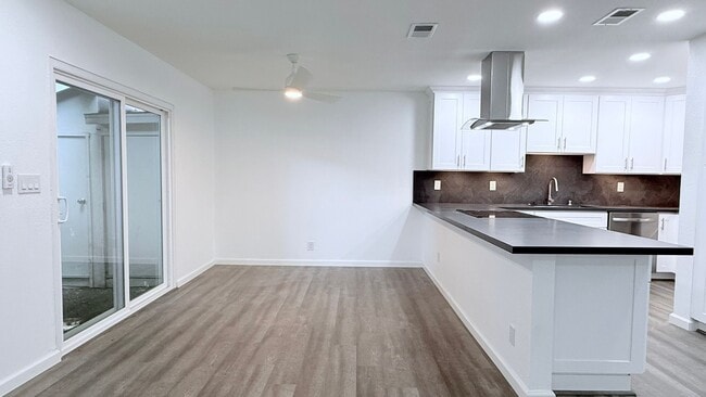 Building Photo - NEWLY RENOVATED---- 2BD/1BA, End Unit TH in Twin Creeks Garden, San Ramon- Available Now!