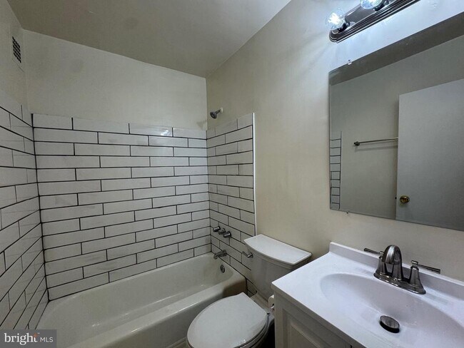 Building Photo - 6621 Wakefield Dr