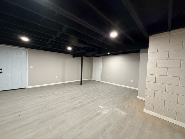 Building Photo - 9900 Richmond Dr
