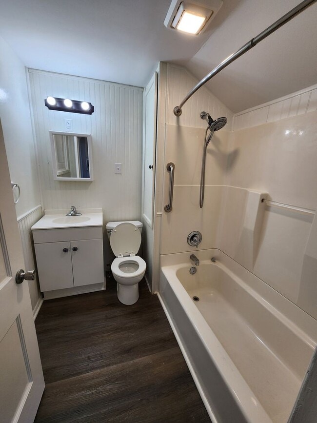 Building Photo - Spacious 5-Bedroom, 2-Bathroom Home AVAILA...