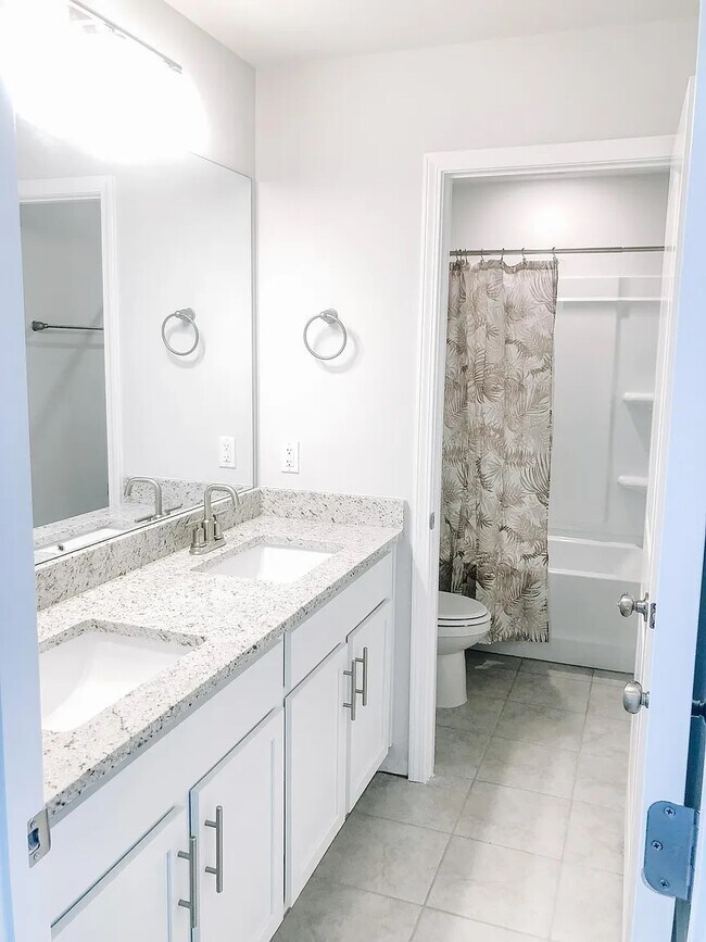 Upstairs Bath - 4536 Hoboken Way