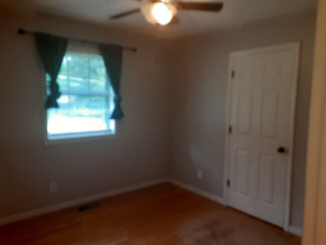 Building Photo - Hard to Find Rancher in Oak Ridge with 2 car garage