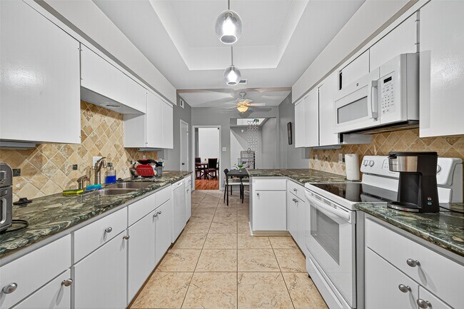 Building Photo - 7655 S Braeswood Blvd