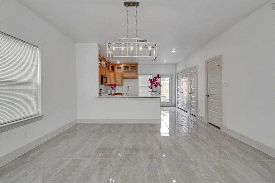Building Photo - 3155 N Glen Garden Dr