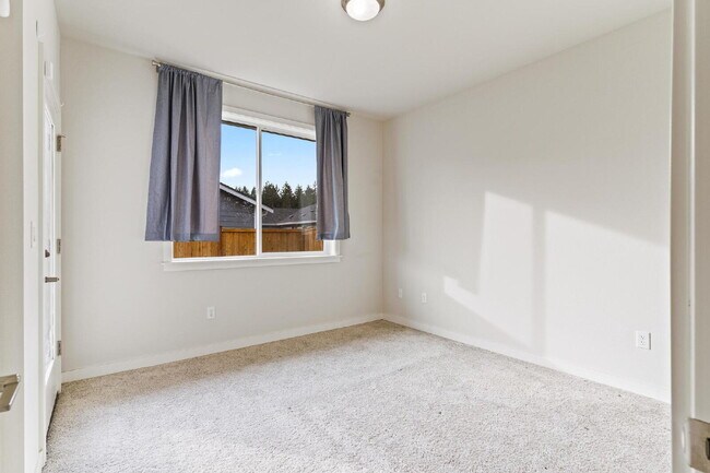 Building Photo - Bueaitful 4 bedroom home with 1 bed 1 bath MIL!