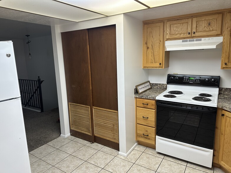 Building Photo - 689 E 2300 N