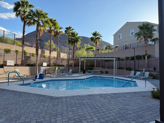 Building Photo - Magnificent Townhome Located In Quail Ridge Community!