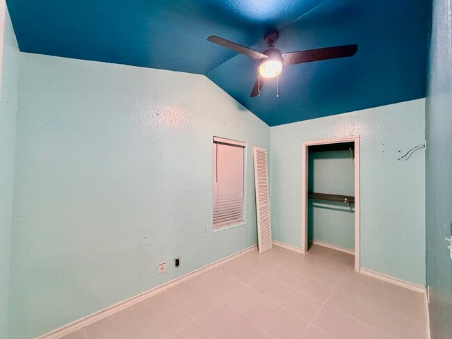 Building Photo - 3229 Sarita St