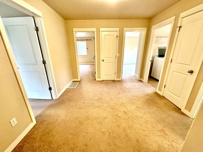 Building Photo - Beautiful 6-bedroom 4-bathroom home in an upscale neighborhood in the Sexton Mountain section of ...